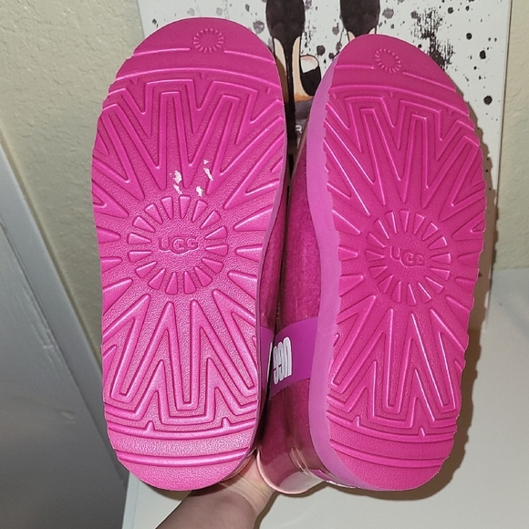 UGG RARE color Dragon Fruit Short Rain Boots - Picture 6 of 7